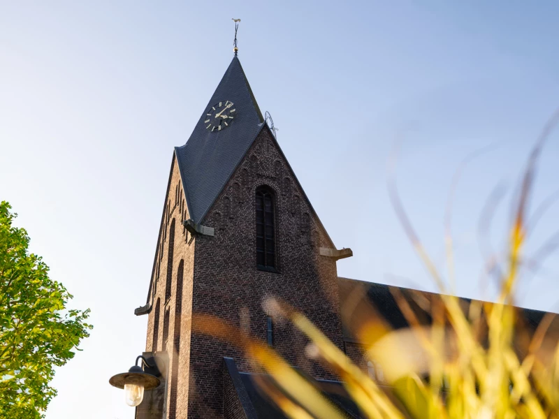 De kerk van Heeze tegenover zorgvilla Valckenborgh