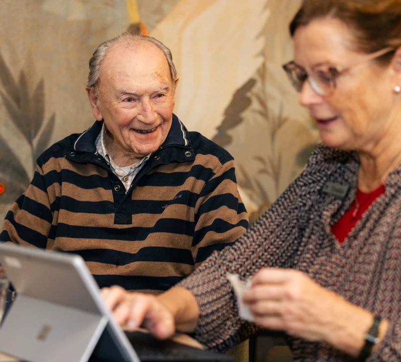Bewoner en bewoonster van Valckenborgh doen samen een spelletje