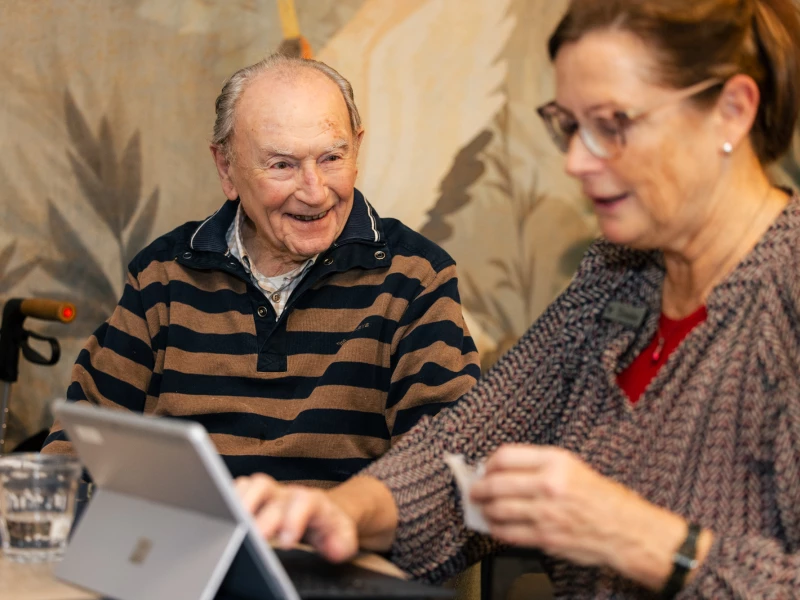 Bewoner en bewoonster van Valckenborgh doen samen een spelletje