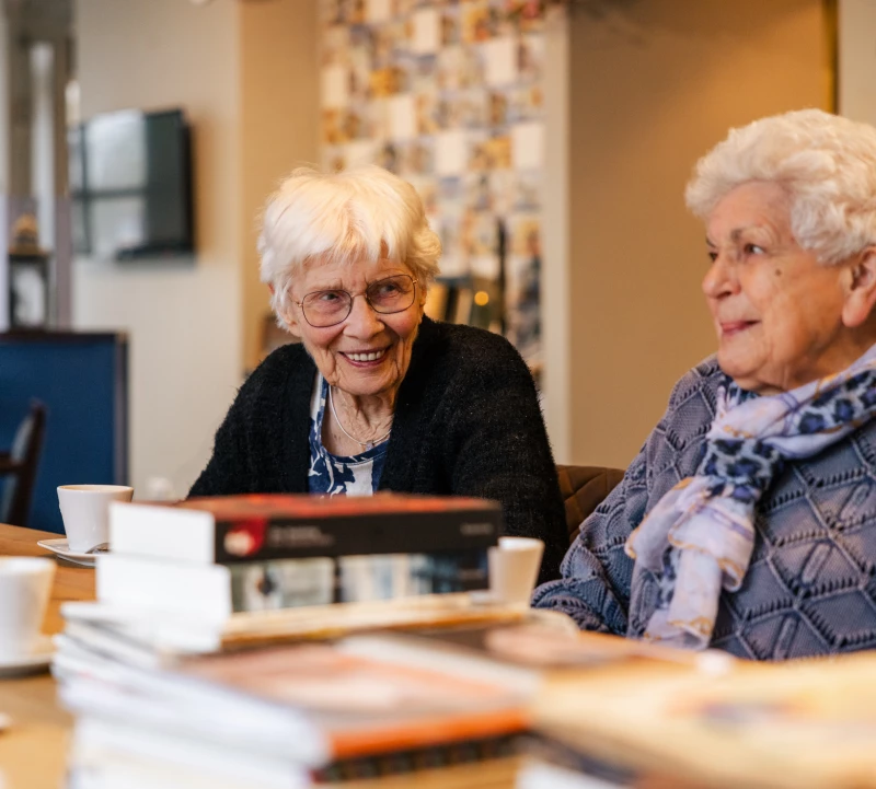 Twee bewoonsters van Valckenborgh doen samen een spelletje aan tafel