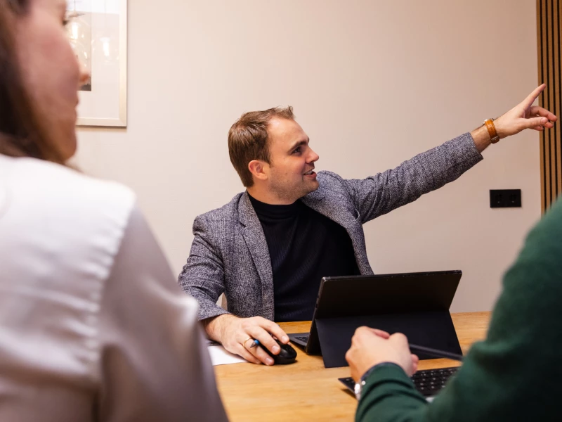 Medewerker van Valckenborgh wijst iets aan tijdens een overleg