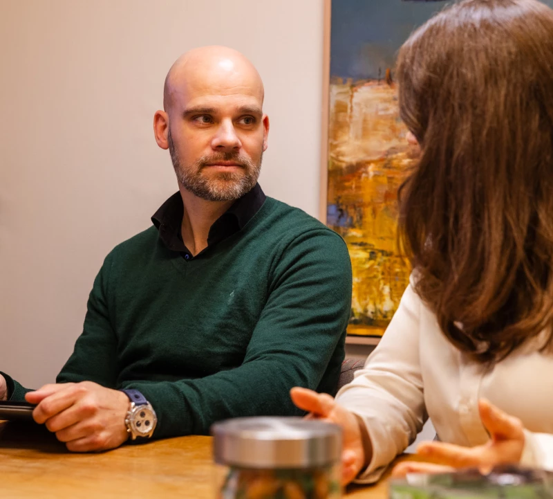 Medewerker van Valckenborgh in gesprek aan tafel