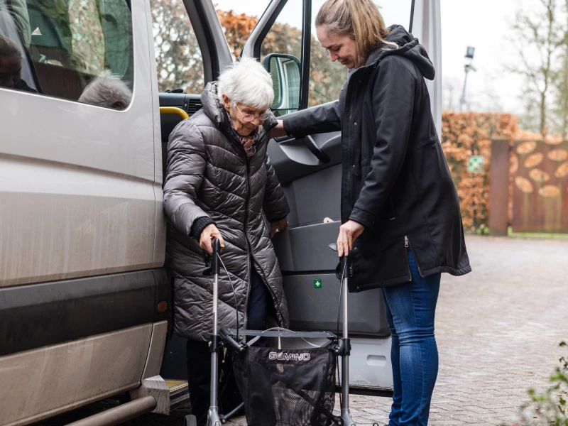 Onze bus brengt gasten met een vervoersindicatie naar de dagbeleving