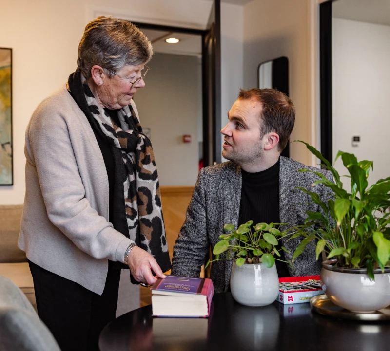 Bewoonster in gesprek met een medewerker van Valckenborgh
