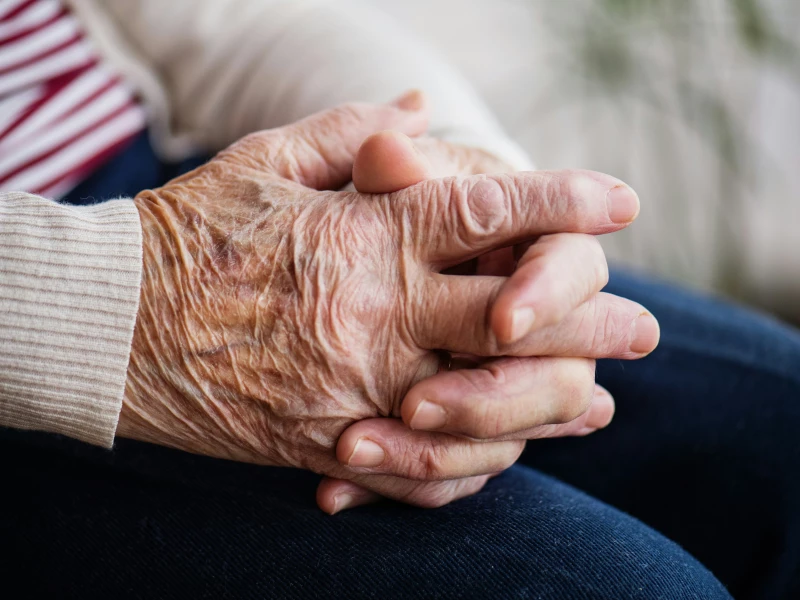Gevouwen handen van een oudere persoon