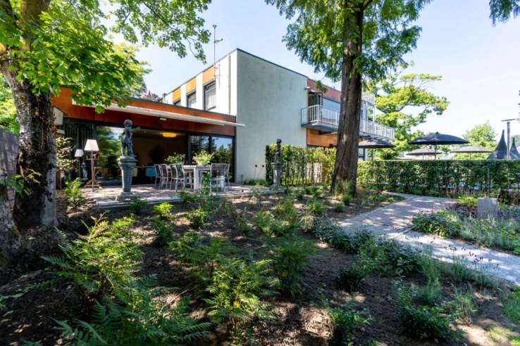 Achterzijde van de villa met tuin en terras