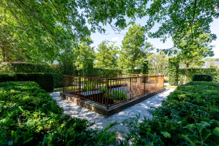 Wandelpad en vijver in de belevingstuin van Valckenborgh