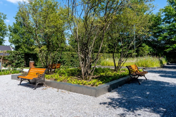 Bankje langs het wandelpad in de belevingstuin van Valckenborgh