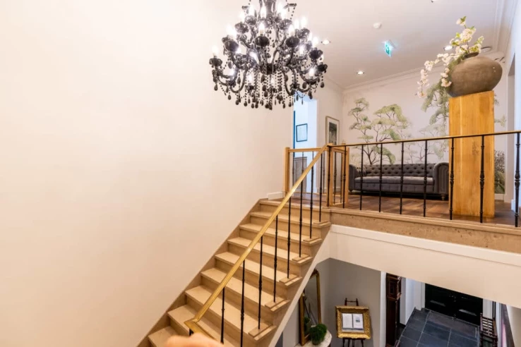 Trappenhuis met kroonluchter in zorgvilla Valckenborgh