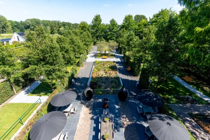 Luchtfoto van de belevingstuin achter zorgvilla Valckenborgh