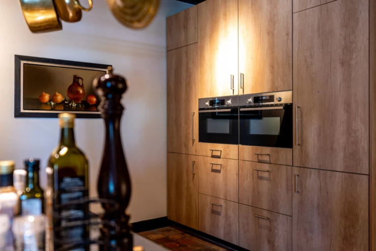 Keuken met inbouwapparatuur in zorgvilla Valckenborgh