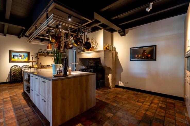 Keuken met kookeiland in zorgvilla Valckenborgh